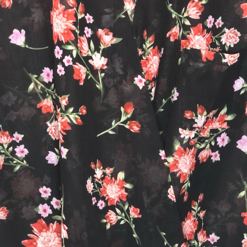 Active USA Black floral sheet 3/4 sleeve open V neck sheer top - Picture 2 of 4